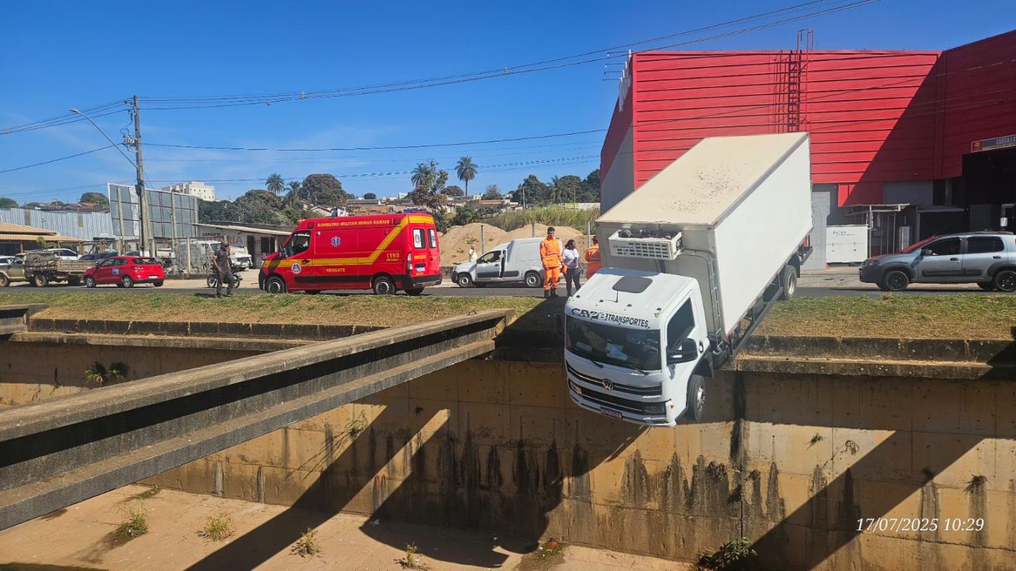 Caminhão desgovernado atravessa avenida e quase cai em córrego em Araxá
