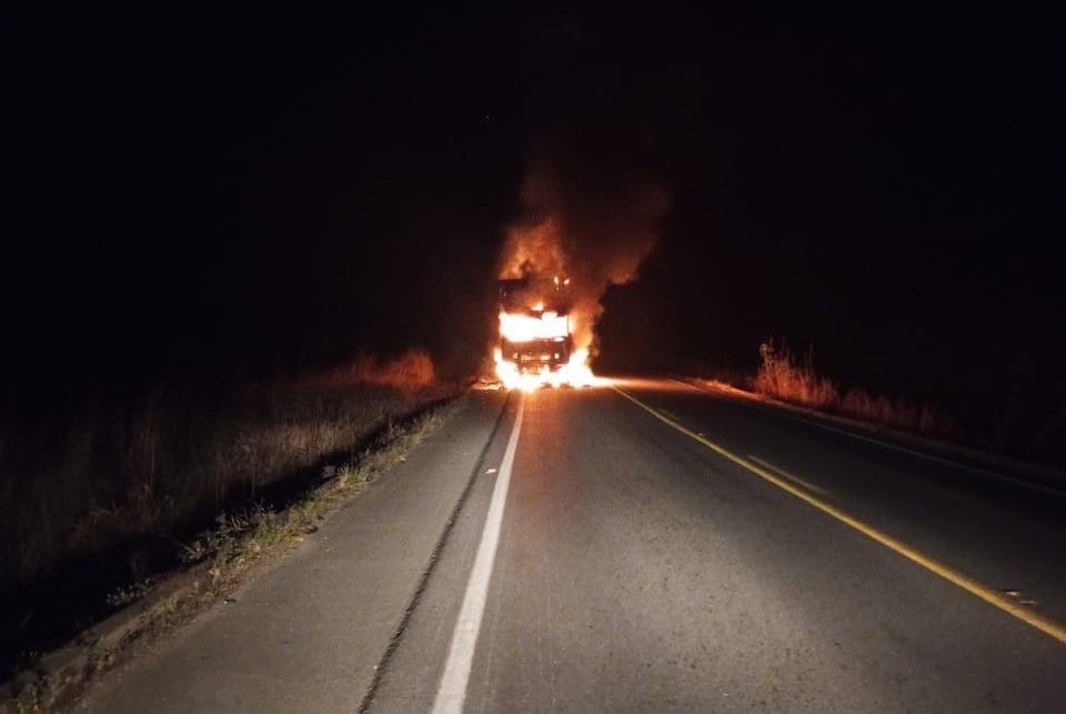 Carreta é destruída por incêndio na BR-354, em Córrego Danta