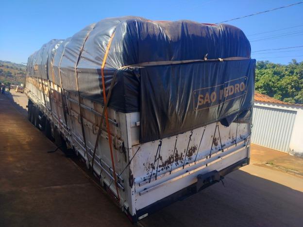 Carreta roubada na região de Araxá é recuperada com carga de 40 toneladas em Salitre de Minas