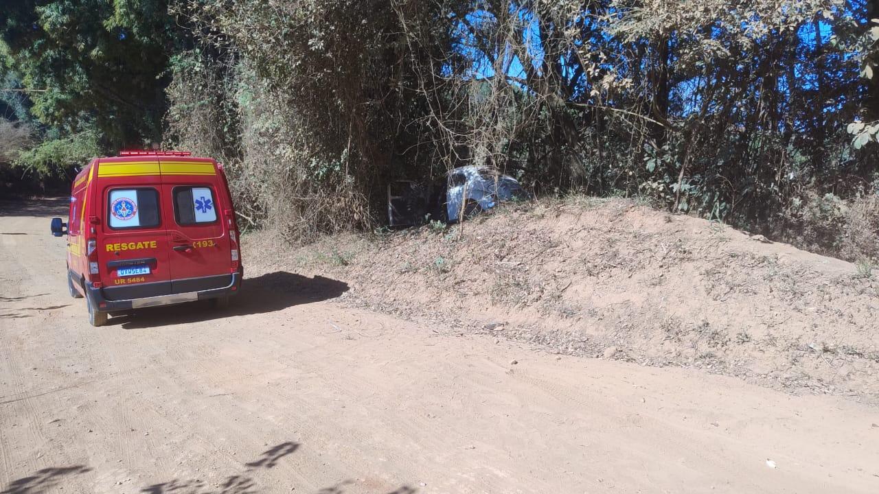 Casal de idosos fica ferido após carro colidir contra barranco na zona rural de Araxá