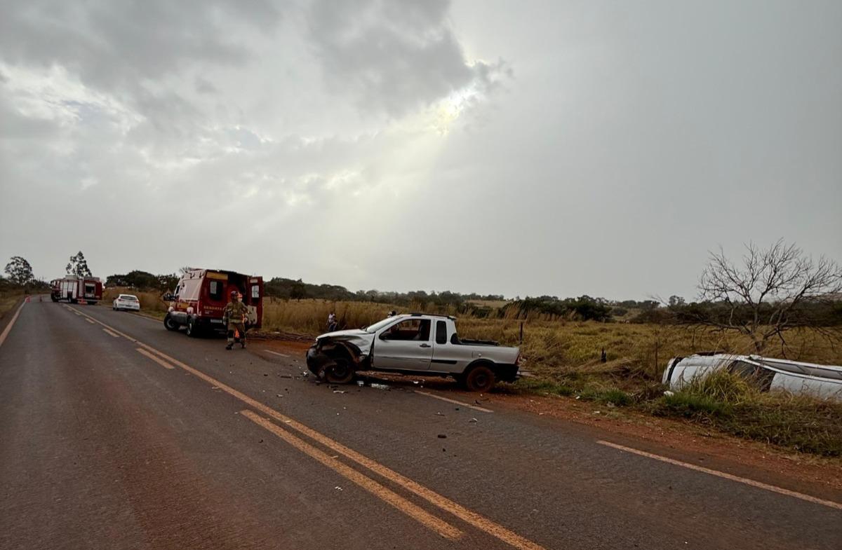 Colisão com capotamento deixa duas pessoas feridas na MGC-464