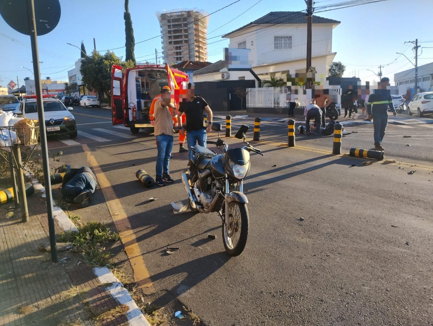 Colisão entre motocicletas deixa dois homens feridos no Centro de Araxá