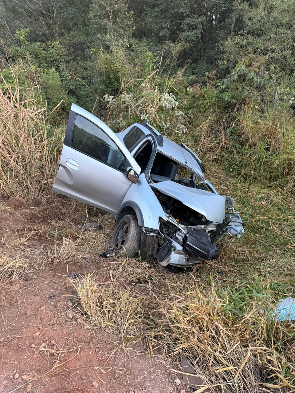 Condutora morre após colisão com caminhões na BR-262
