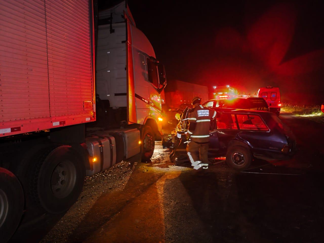 Duas pessoas morrem em colisão entre carro e carreta na MG-187