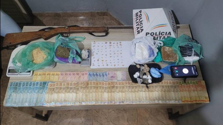 Homem é preso com grande quantidade de drogas e arma de fogo em Araxá