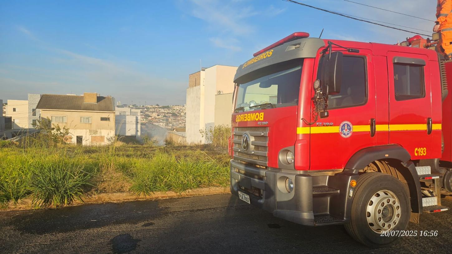 Incêndio atinge área de vegetação em bairro de Araxá