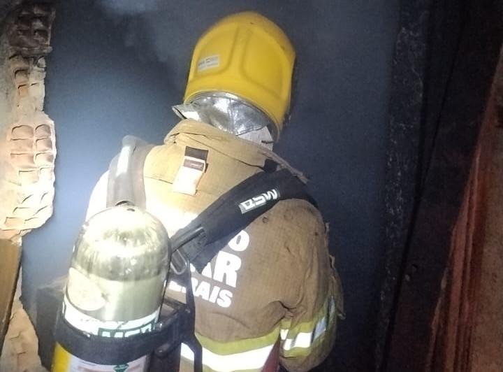 Incêndio atinge casa abandonada em Araxá e ameaça imóvel vizinho