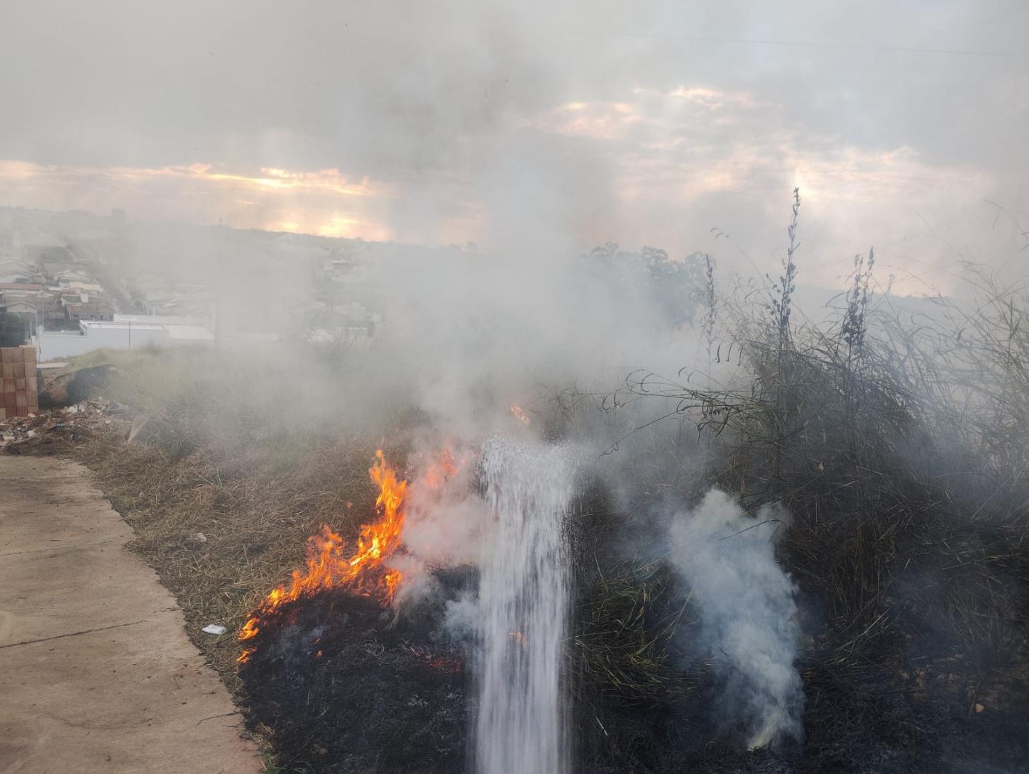 Incêndio atinge três terrenos no bairro Dona Adélia II, em Araxá