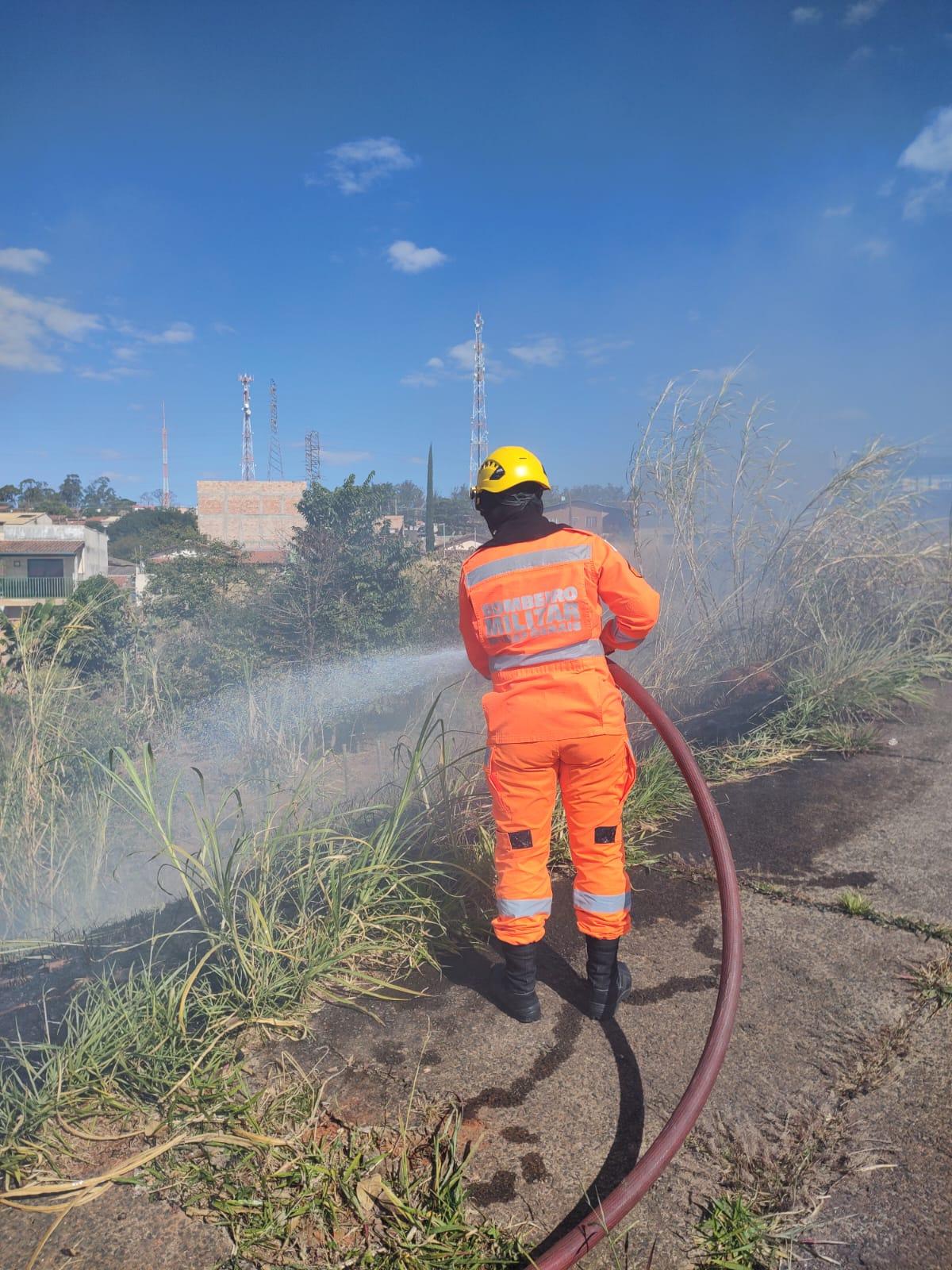 Incêndio consome 500 m² de vegetação em lote vago em Araxá
