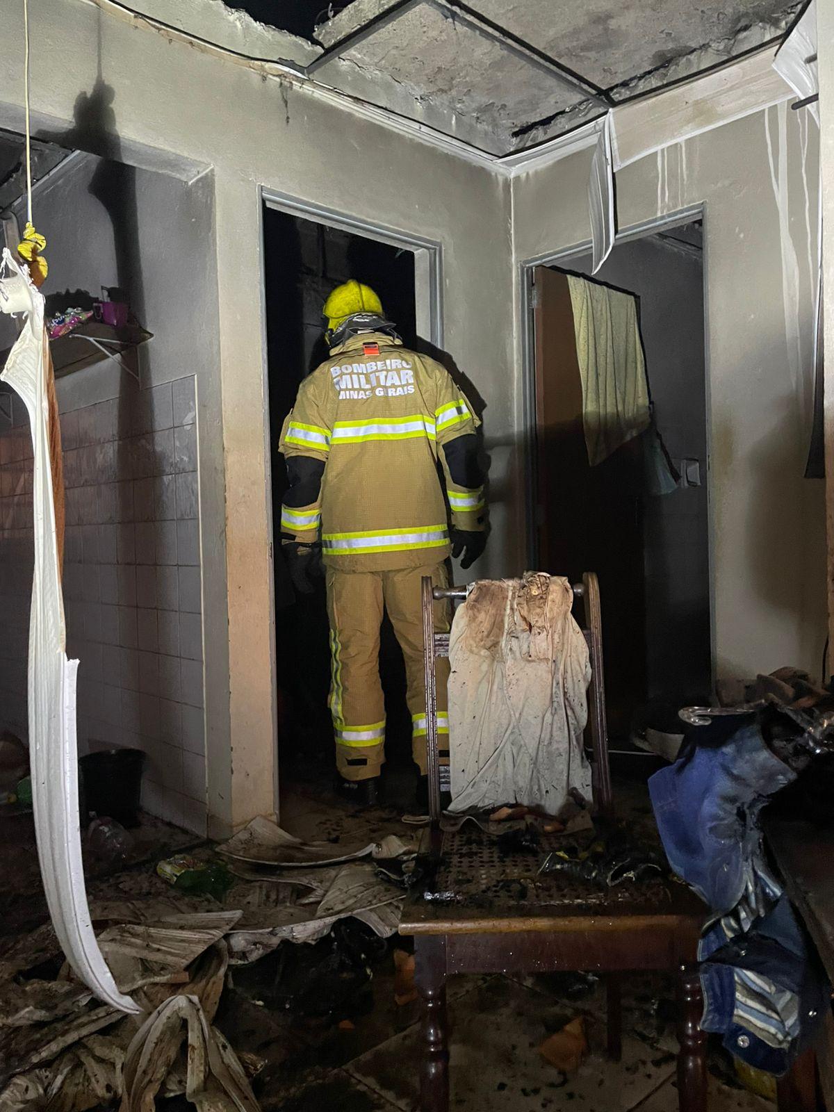 Incêndio em residência mobiliza bombeiros em Araxá