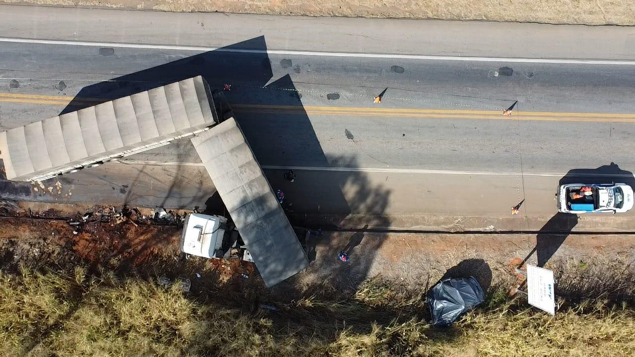 Jovem de 26 anos morre em colisão entre carro e caminhão na BR-262