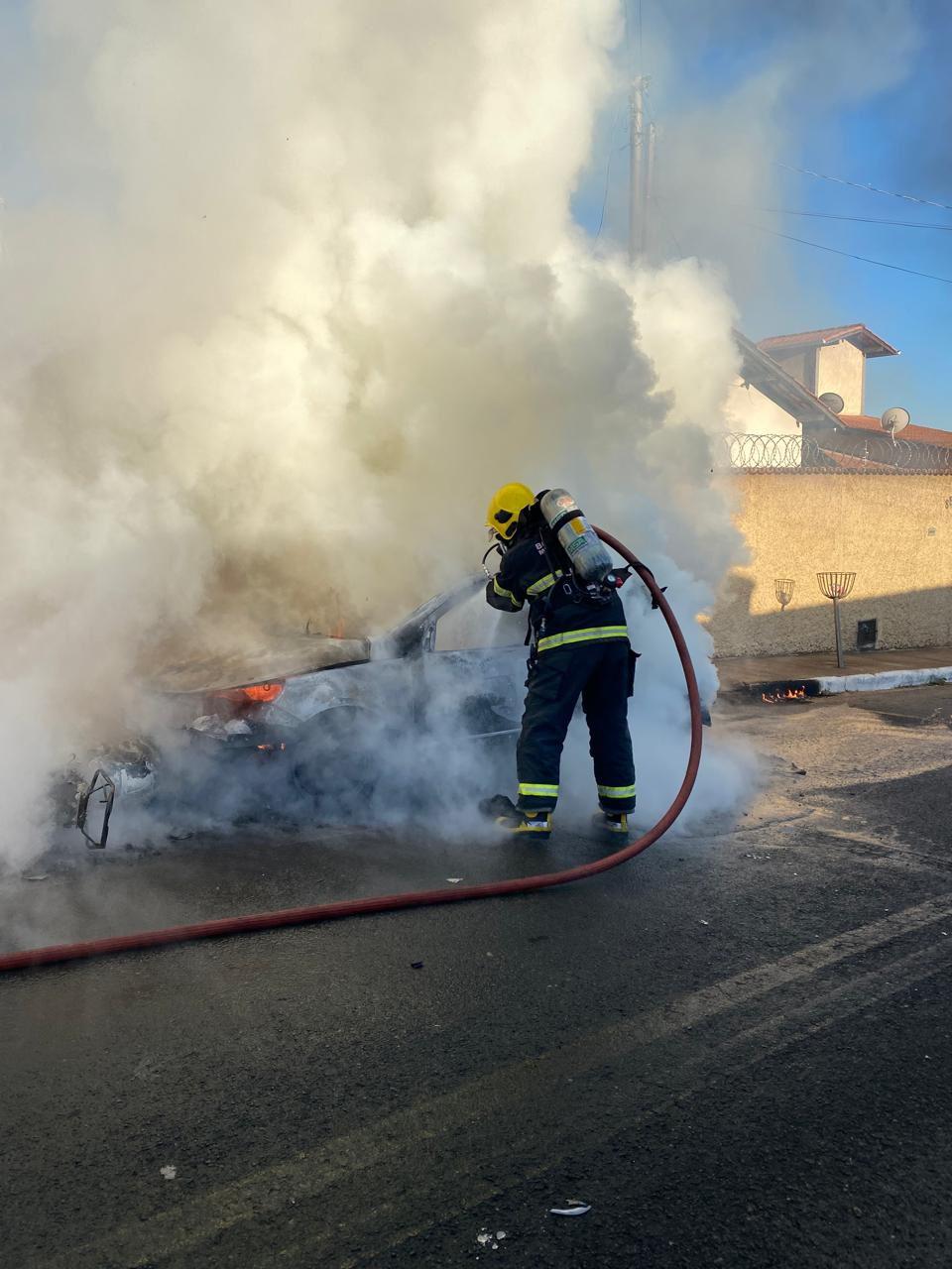 Motocicleta e carro pegam fogo após colisão em avenida de Araxá