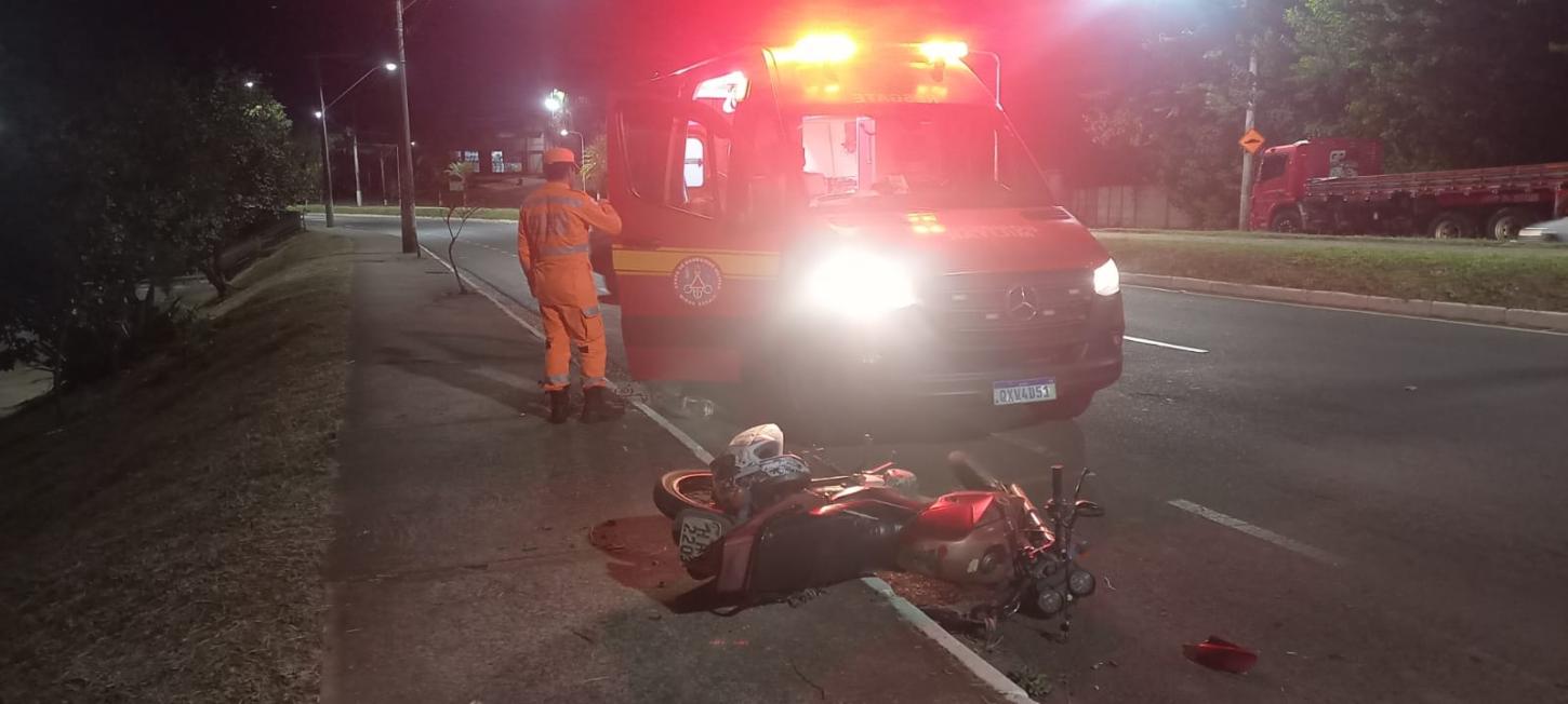 Motociclista fica ferido após queda na Avenida Dâmaso Drummond, em Araxá