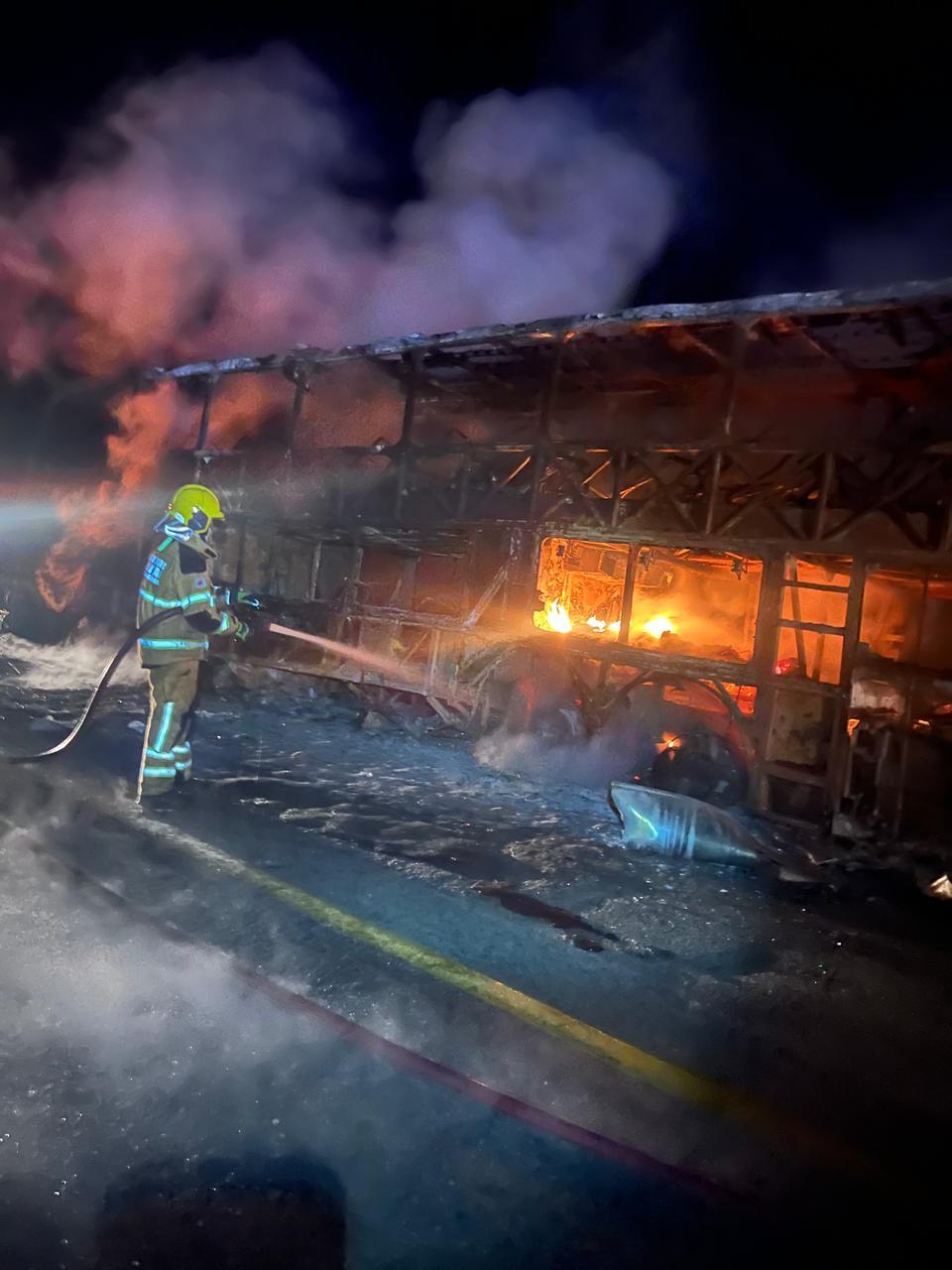 Ônibus com 49 passageiros pega fogo após colisão com caminhão na BR-262