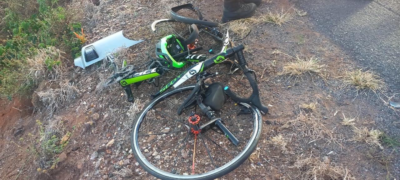 Pai e filho ficam feridos após serem atingidos por carreta na BR-146, em Araxá