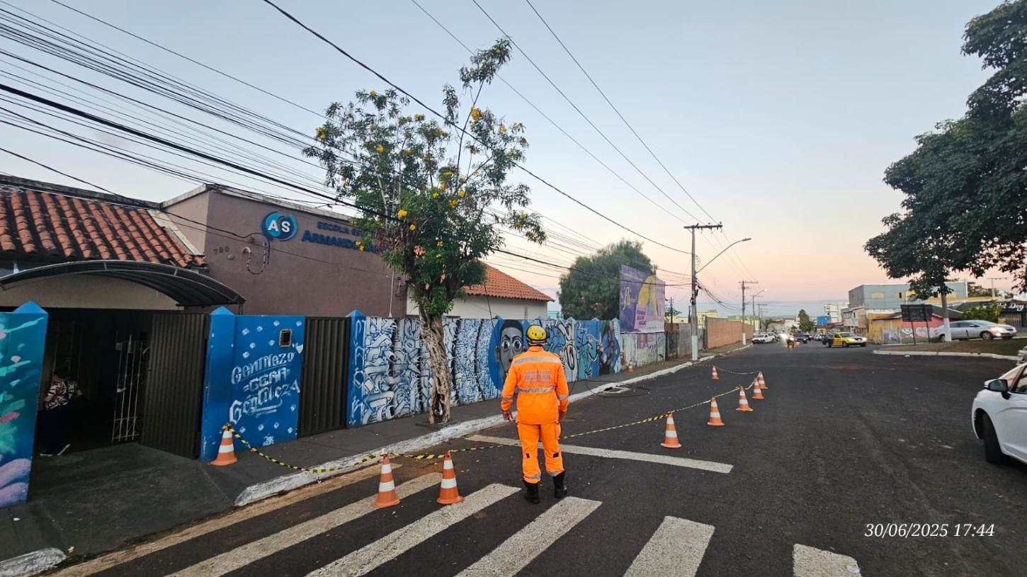 RISCO DE ELETROCUSSÃO: Cabo de alta tensão se rompe em frente a escola em Araxá