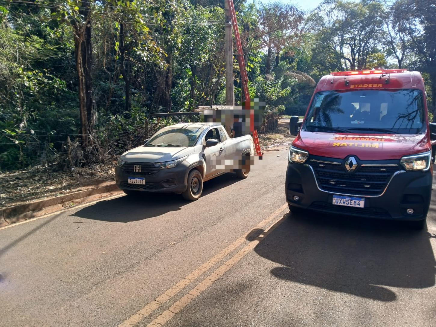 Trabalhador cai de poste e sofre fratura durante serviço em Araxá