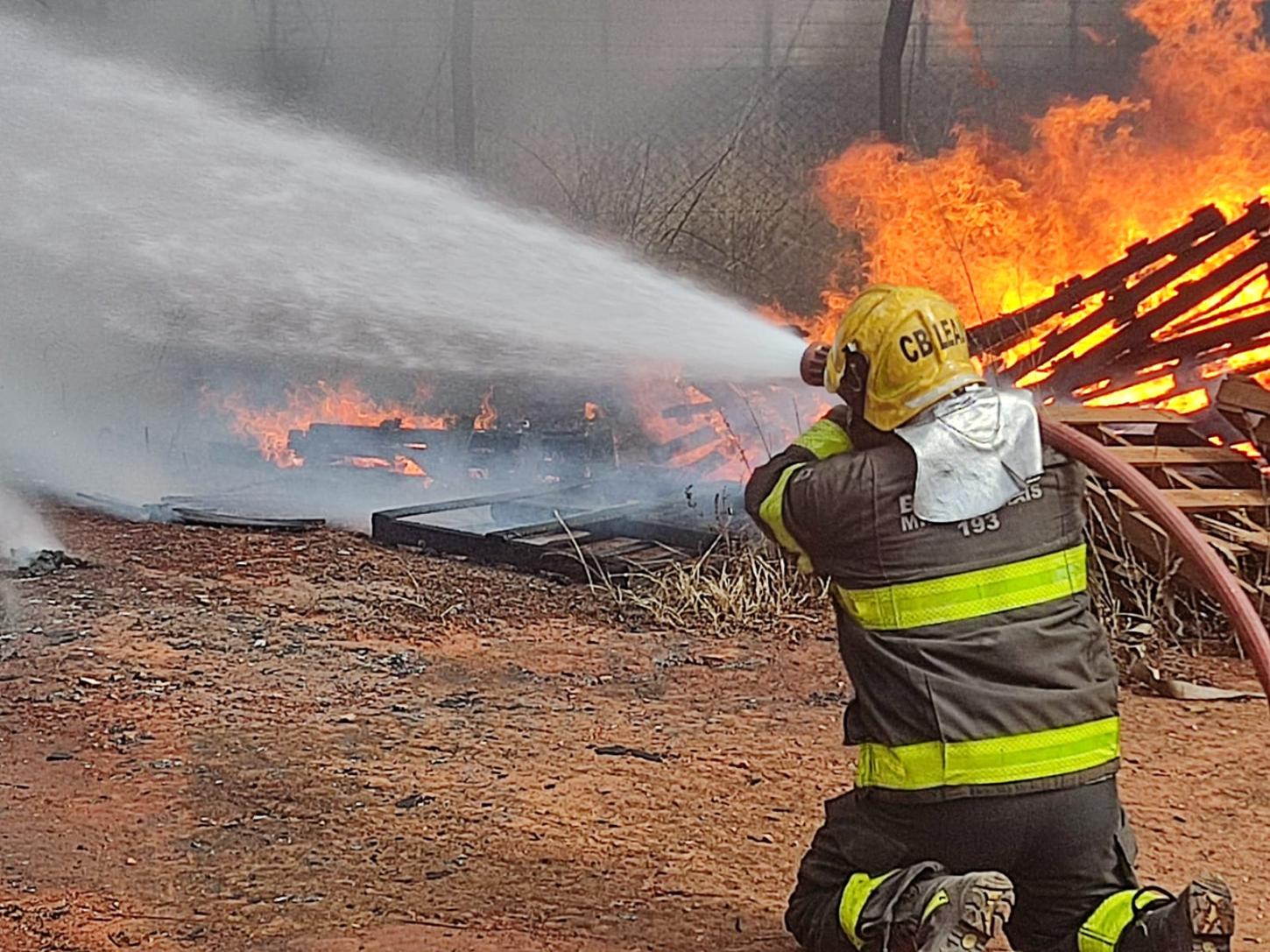 Bombeiros combatem incêndios em série no Distrito Industrial de Araxá