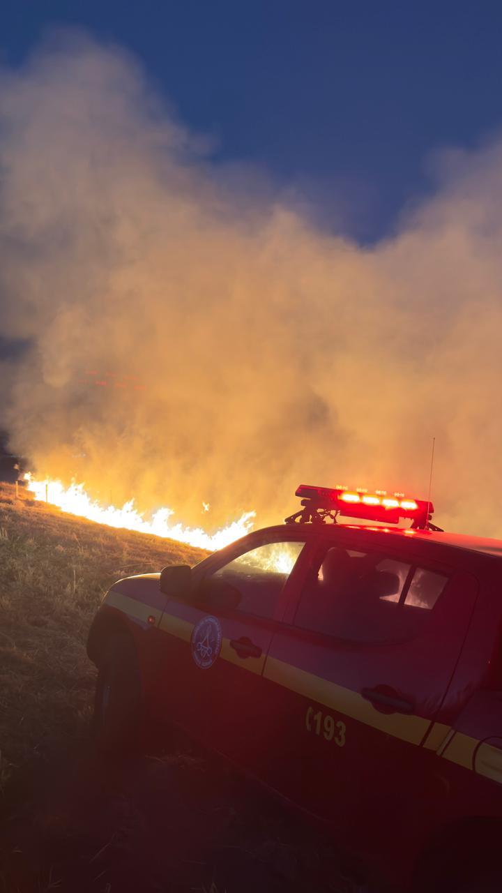Bombeiros controlam incêndio de grandes proporções em área rural de Araxá