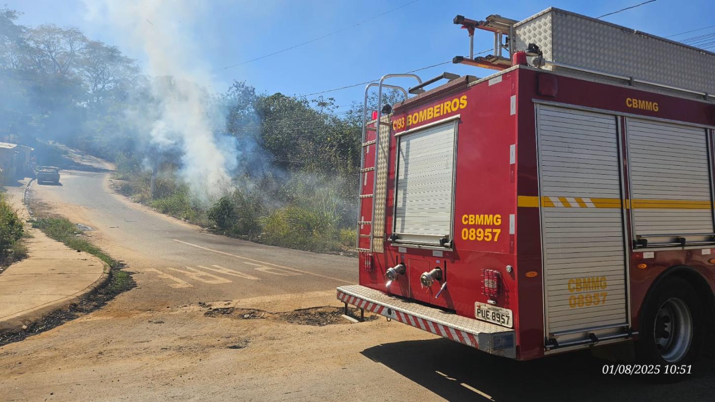 Bombeiros controlam  incêndio em lote próximo a escola em Araxá