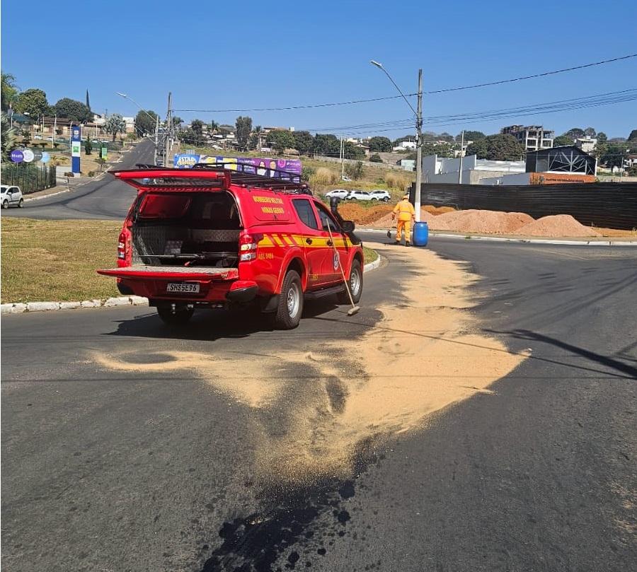 Bombeiros eliminam risco de derrapagem após mancha de óleo em avenida de Araxá