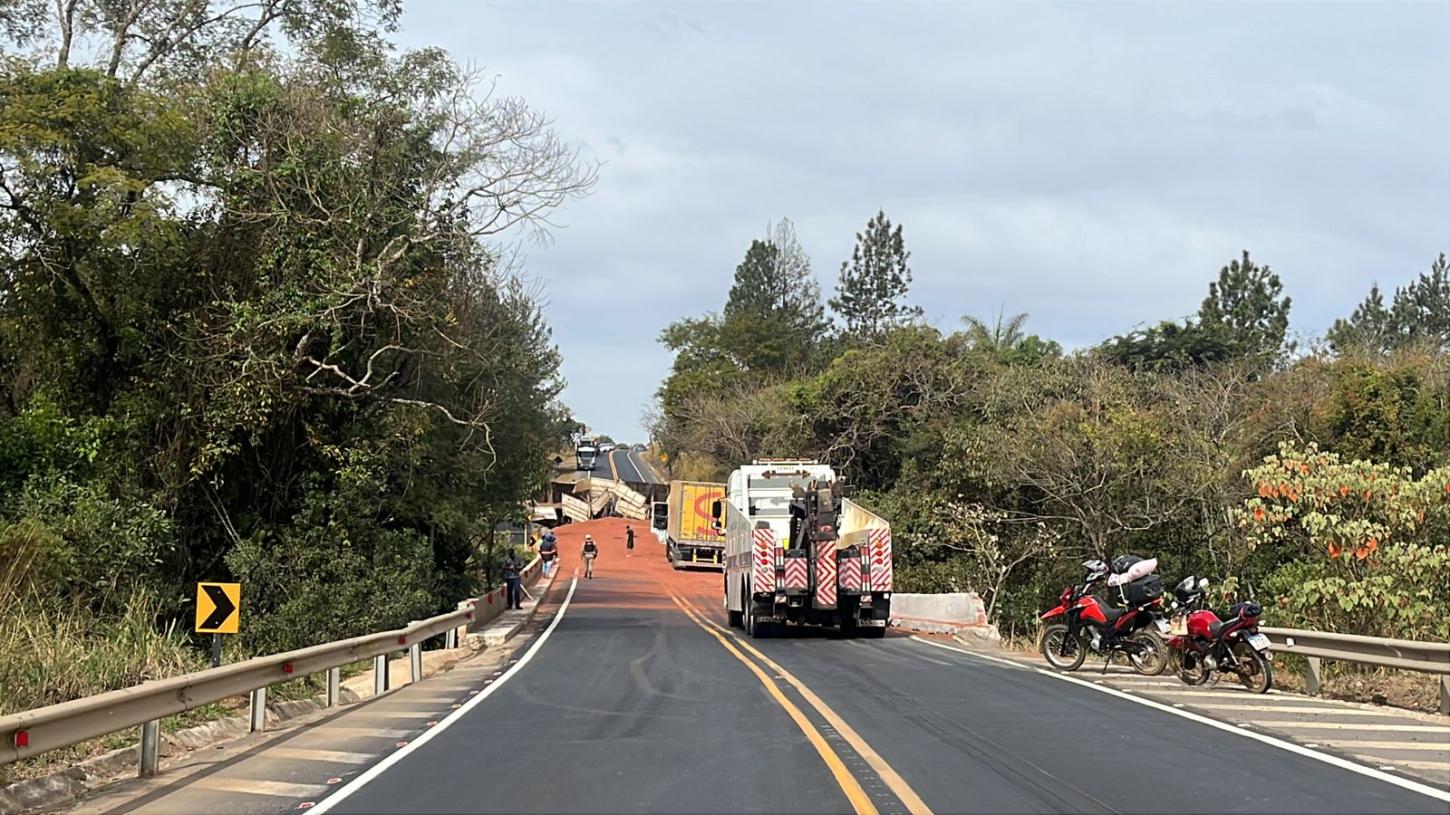 Carreta bloqueia a MGC-452 por mais de três horas após tombar entre Araxá e Perdizes