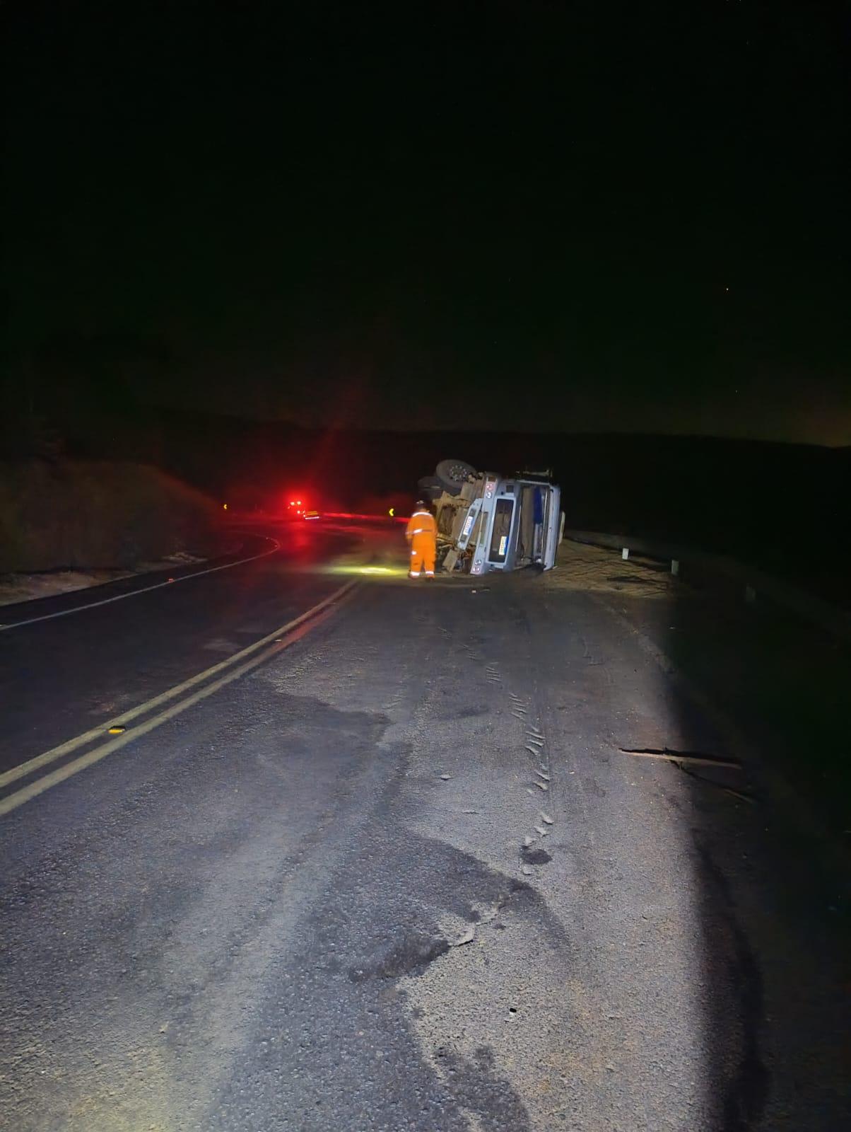 Carreta carregada com trigo tomba e causa vazamento de óleo na MGC-146