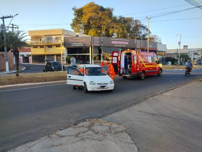 Colisão entre automóveis deixa motorista ferido em Araxá