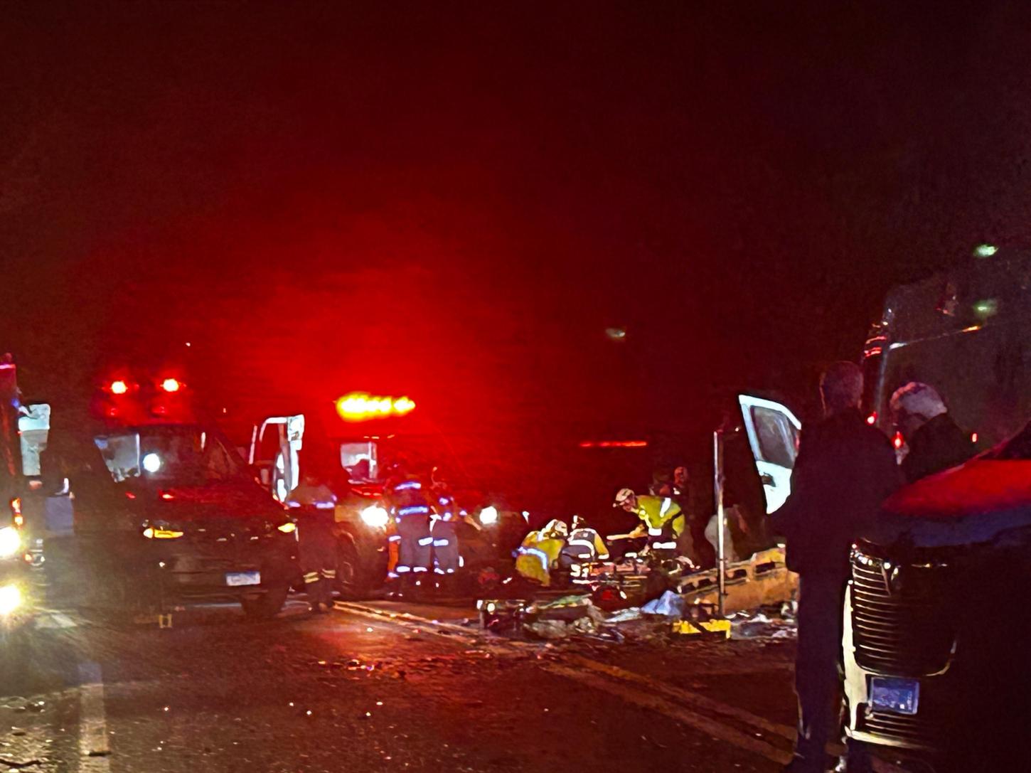 Colisão frontal entre carro e van deixa quatro mortos e 16 feridos na BR-452 