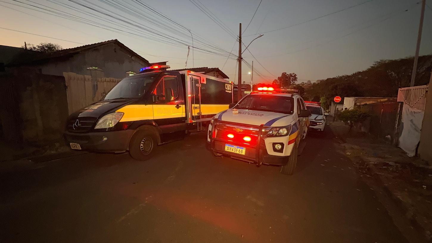 Homem morre e mulher fica ferida em agressão com faca em Araxá