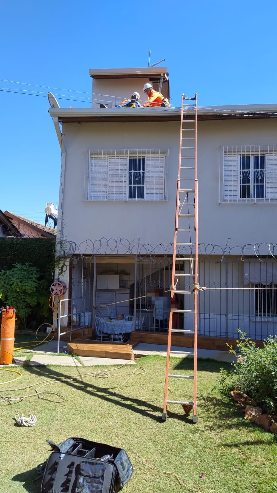 Homem sofre parada cardiorrespiratória e morre sobre telhado no centro de Araxá