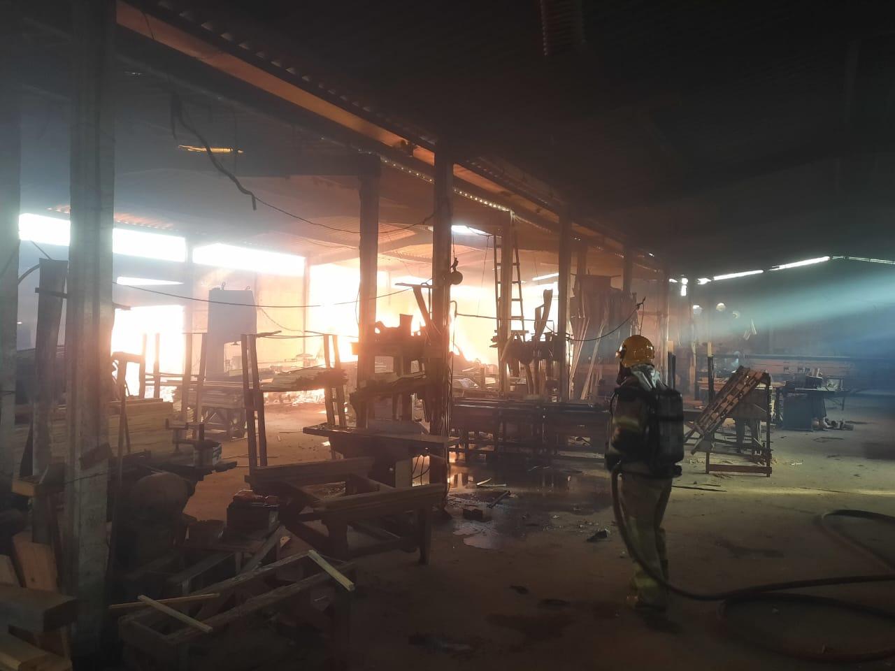 Incêndio destrói galpão industrial em Araxá