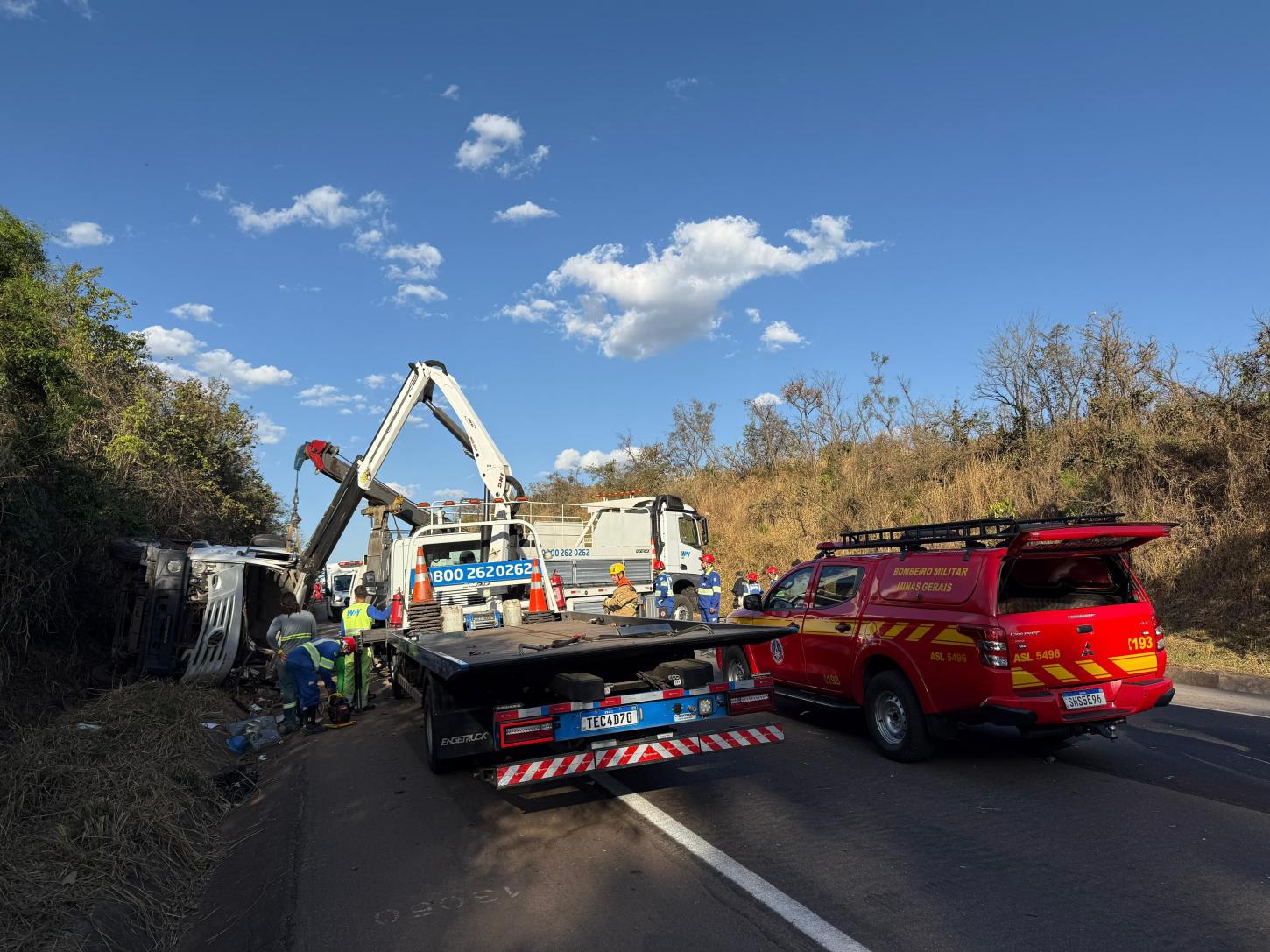 Motorista fica preso às ferragens após capotamento de caminhão na BR-262