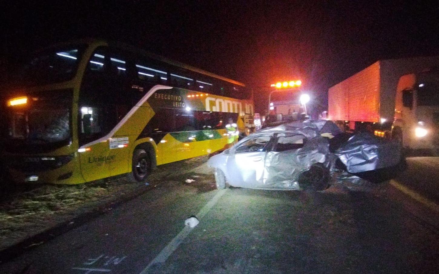 Motorista morre após colisão frontal entre carro e ônibus na BR-262, em Luz