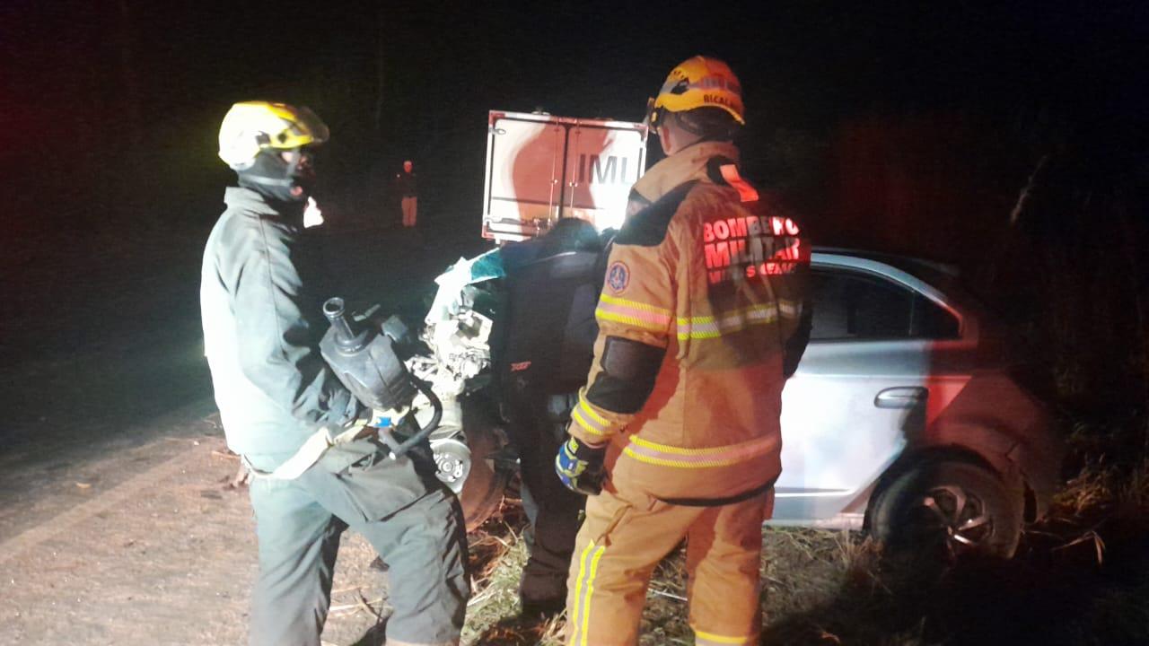 Mulher morre em colisão entre carro e caminhão na MG-354, próximo à BR-262