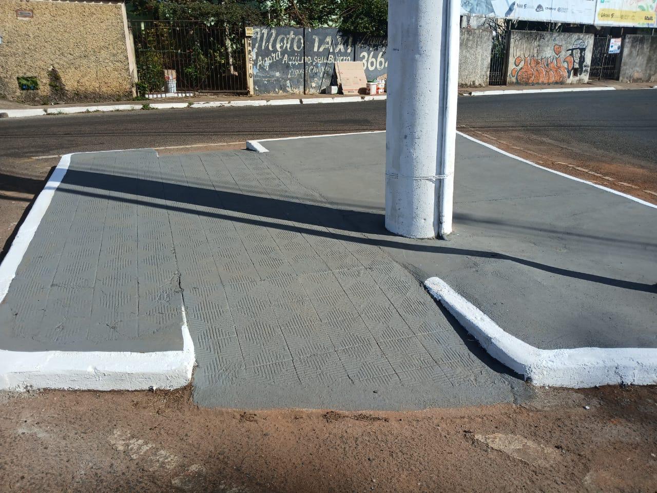 Prefeitura intensifica pintura e revitalização de meios-fios em Araxá