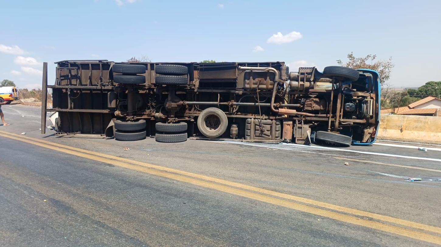 Caminhão carregado com leite e derivados tomba na BR-146 e tem carga saqueada