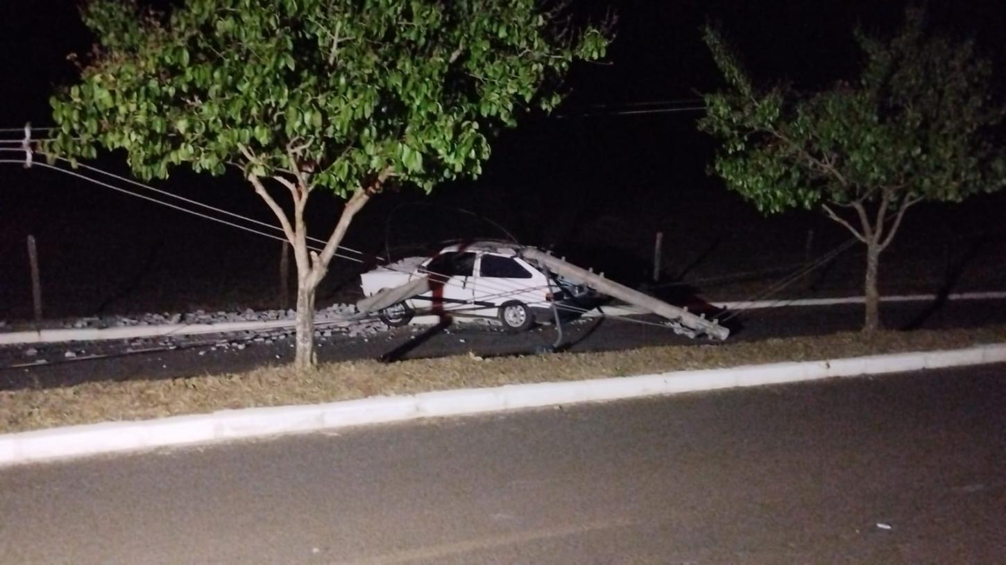 Colisão com poste deixa motorista ferido e causa apagão 