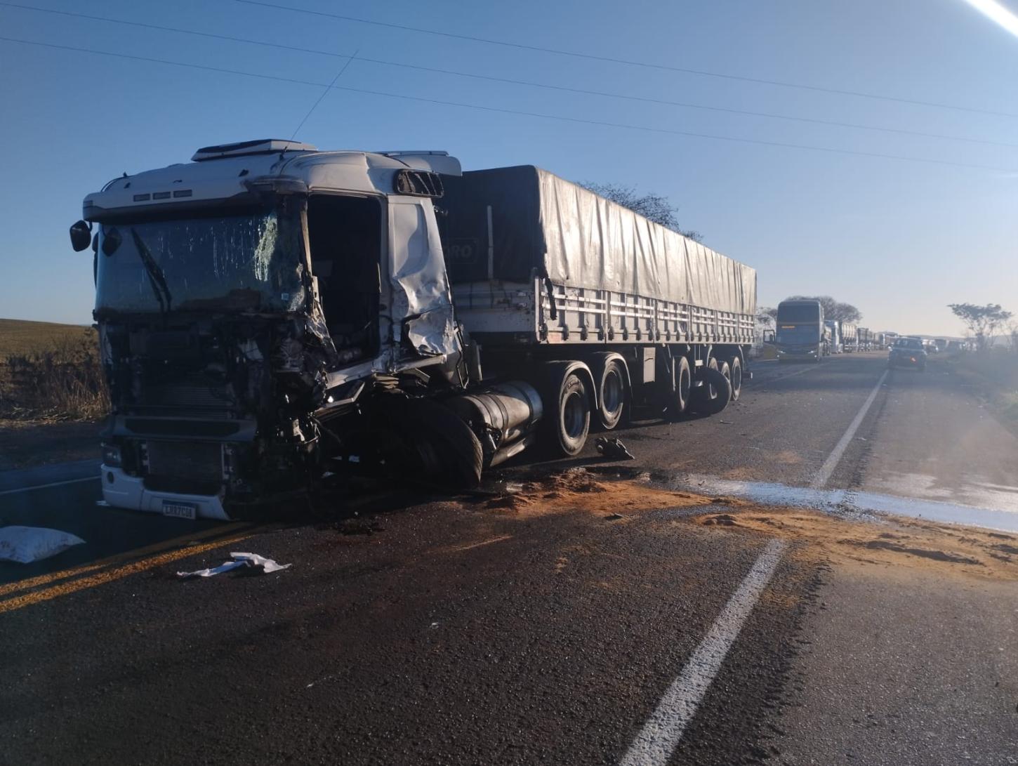 Colisão entre duas carretas deixa motorista ferido e provoca congestionamento na BR-262*