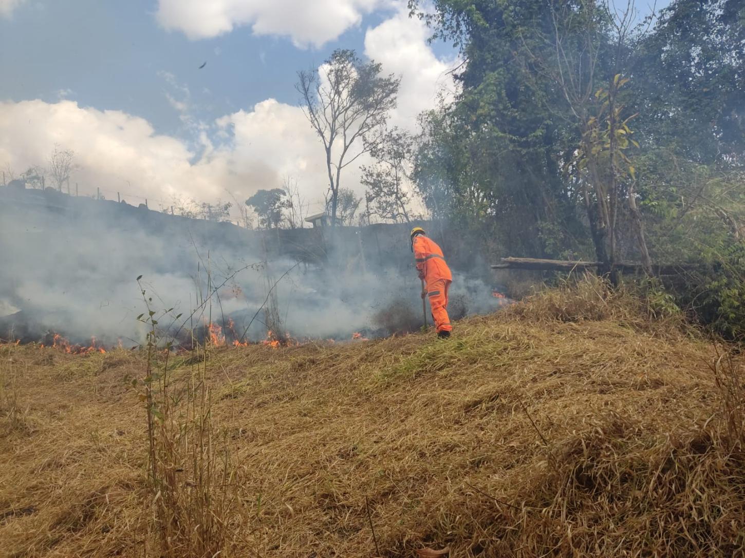 Dois homens são presos após provocar incêndio em pasto