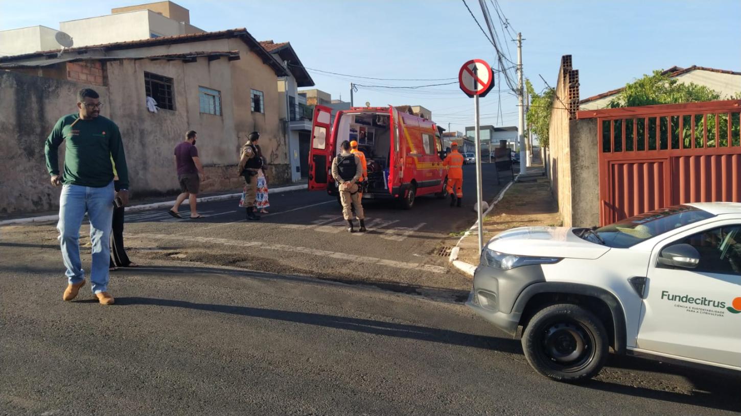 Idoso com deficiência visual é atropelado no centro de Araxá