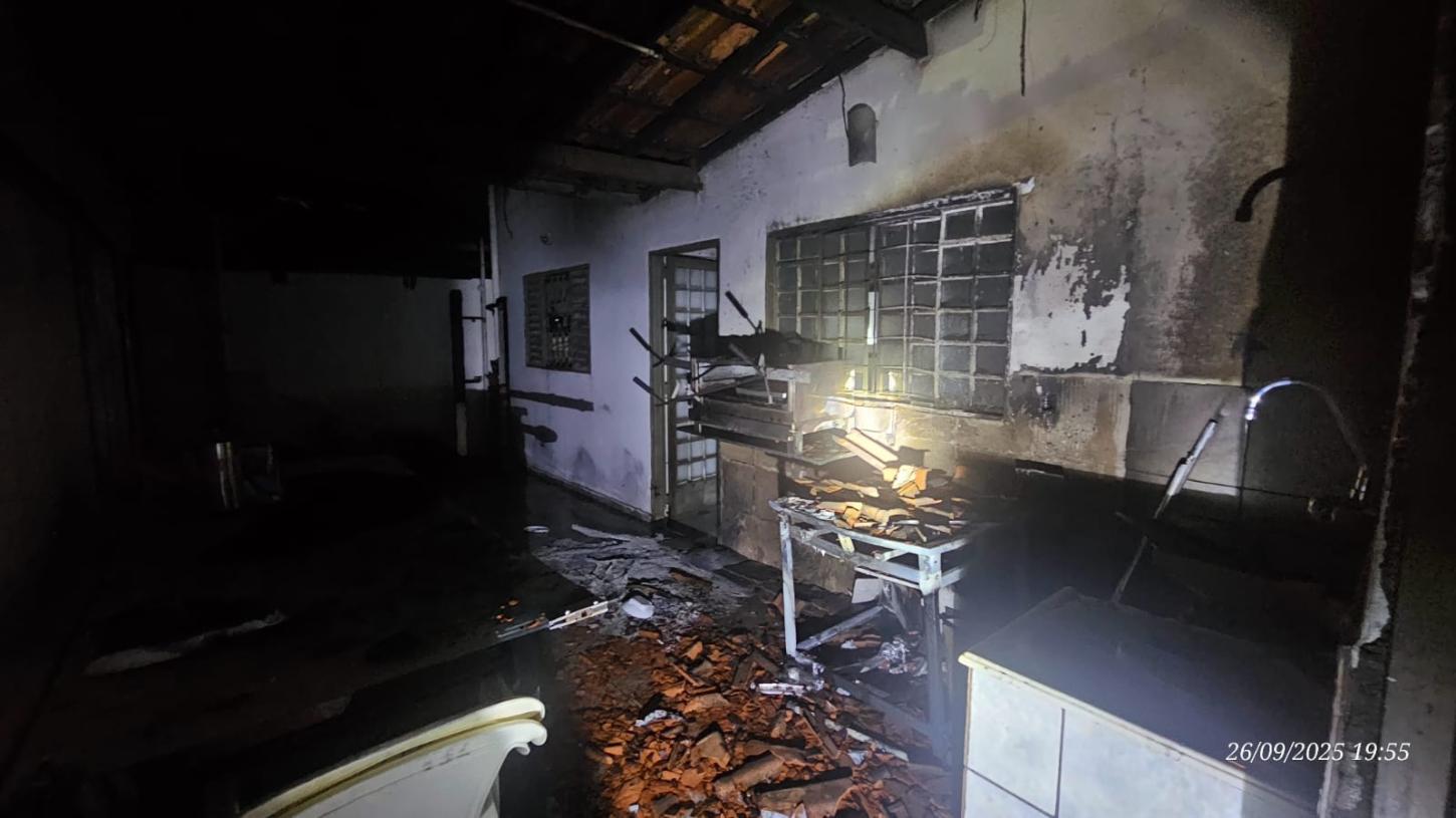 Incêndio atinge residência no bairro São Vicente em Araxá