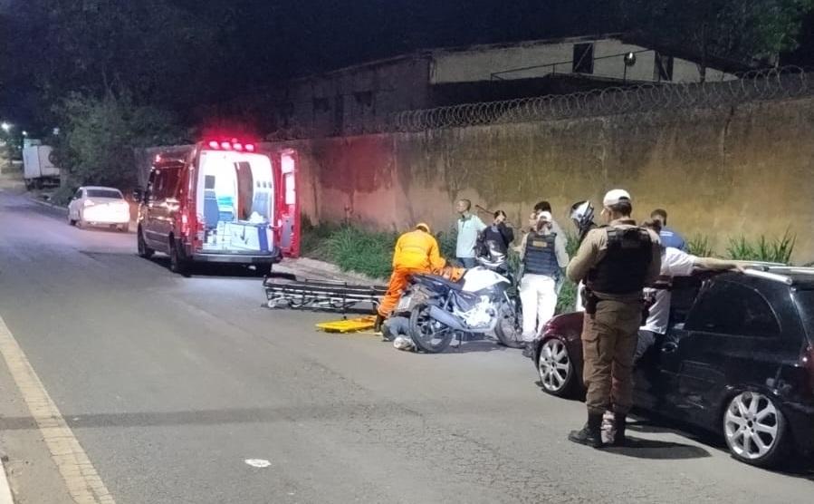 Motociclista e garupa ficam feridos após cair em buraco na Avenida José Ananias de Aguiar