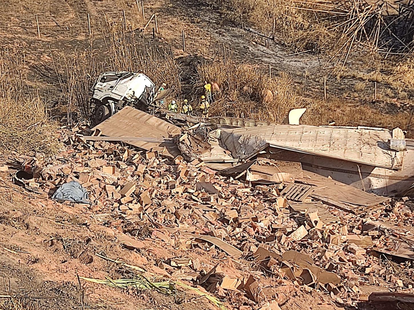 Motorista morre em capotamento de carreta na MGC-452, em Perdizes