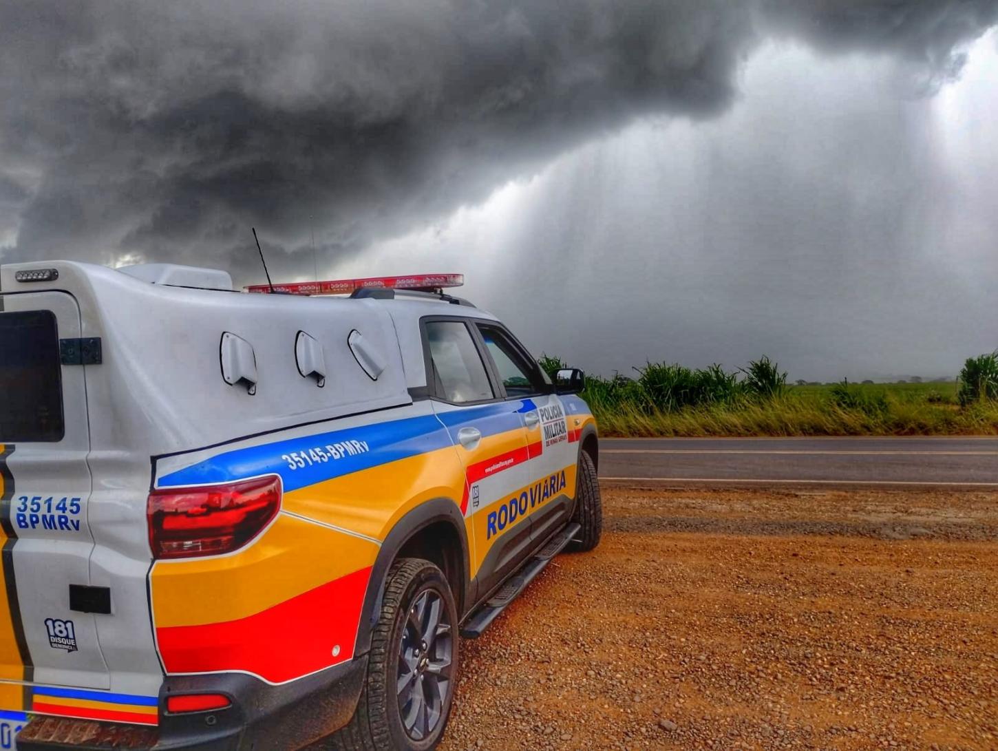 Polícia Rodoviária alerta motoristas para riscos nas estradas com chegada das chuvas