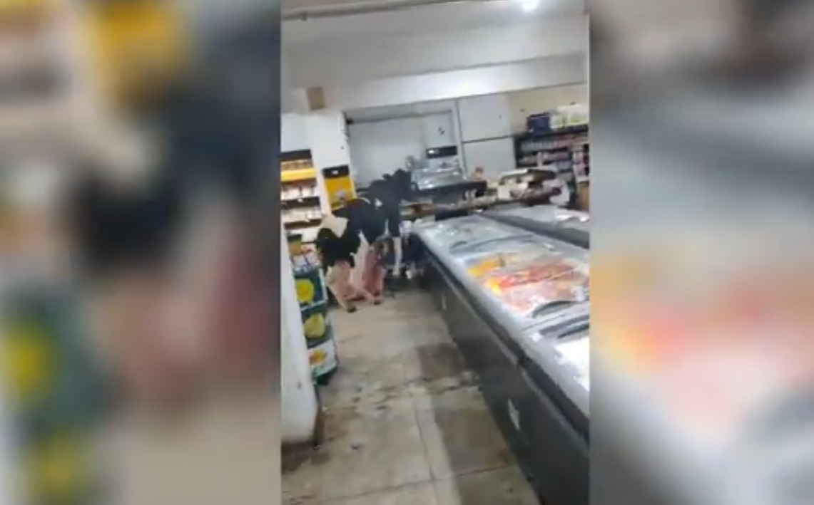 Boi invade supermercado no centro de Ibiá e corre entre gôndolas
