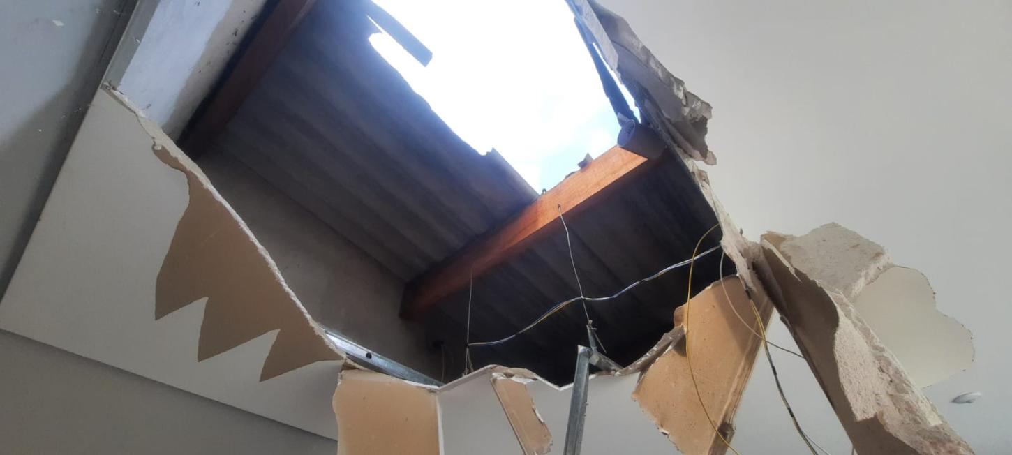 Calheiro sofre queda de quatro metros enquanto trabalhava em telhado em Araxá