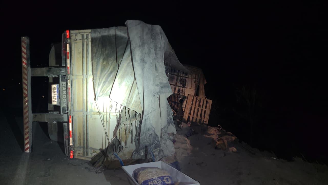 Carreta carregada com cimento tomba na BR-262