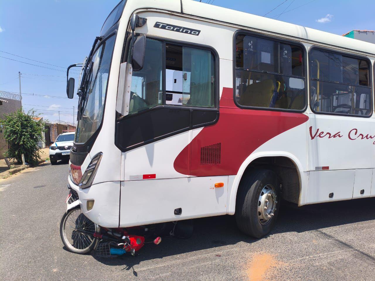 Criança morre em acidente envolvendo ônibus no bairro Novo Horizonte, em Araxá