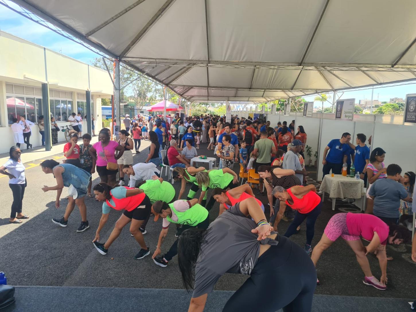 Dia Municipal da Responsabilidade Social Legislativa reúne centenas de pessoas no pátio da Câmara Municipal de Araxá 🎉